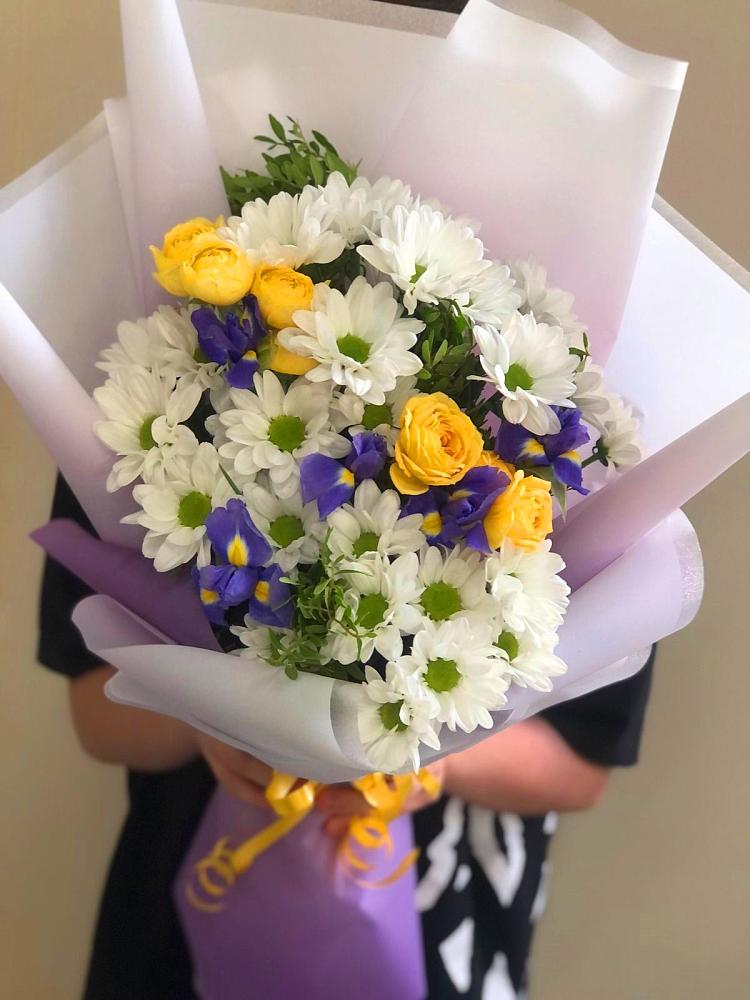 Букет цветов из: Ирисы, Хризантемы и Розы в Улаган