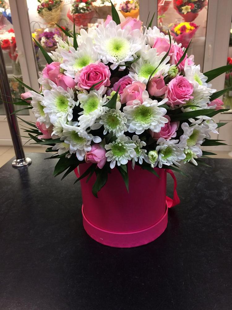 Цветочная композиция из Розы и Хризантемы в шляпной коробке в Улаган