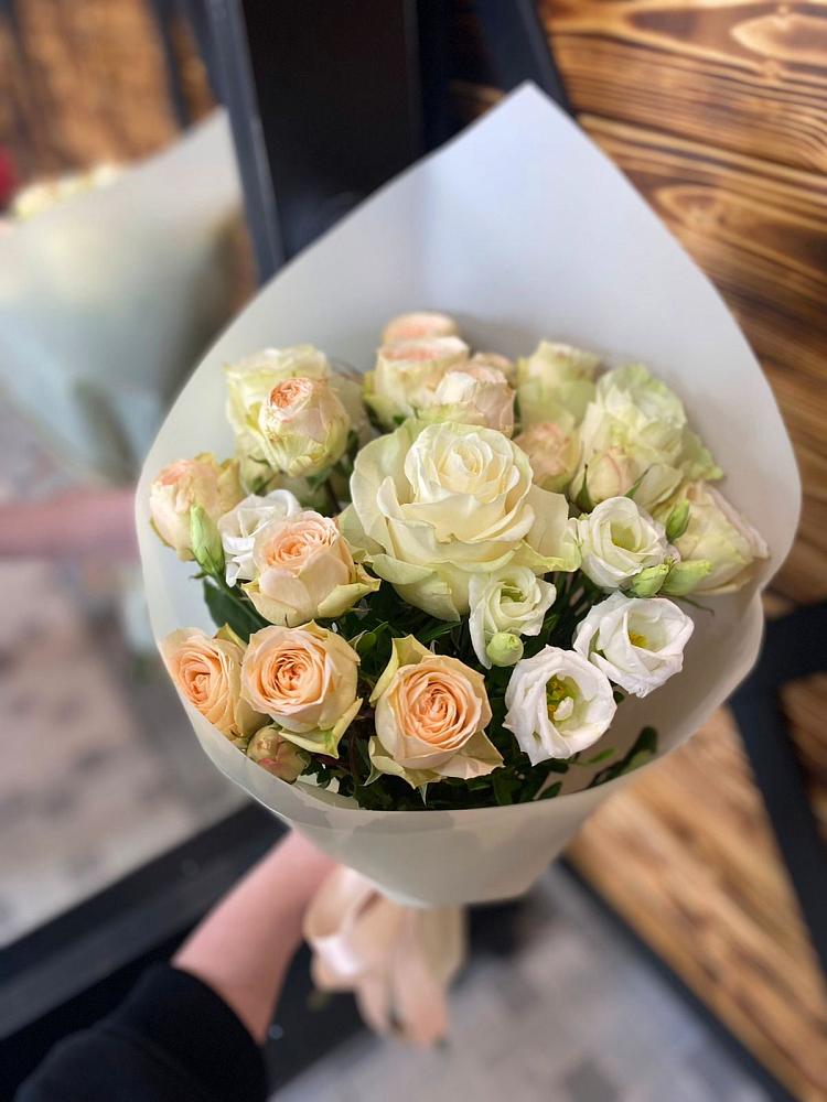 Букет цветов из: Розы и Лизиантусы в Улаган